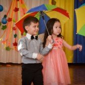 Танец с зонтиками в исполнении детей средней группы