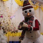 Снеговик шутит с родителями и обливает их из ледяной кружки