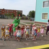Лето, Карлсон и дети танцуют 